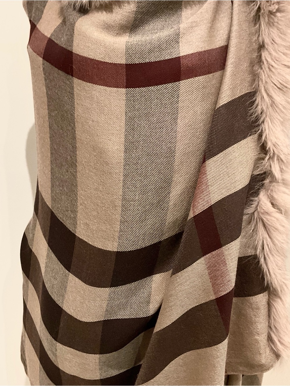 BURBERRY FUR TRIM PLAID WRAP / STOLE. - Picture 6 of 11